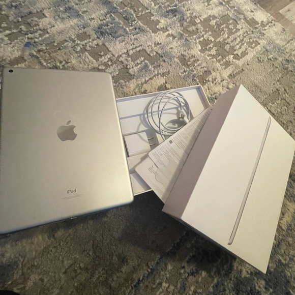 iPad-Apple  silver used like new.